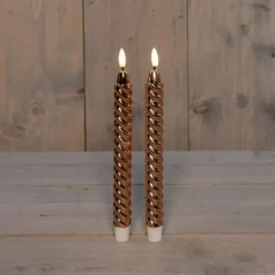 Kaarsen-Anna's Collection LED dinerkaarsen - 2x -koper - 25 cm - swirl
