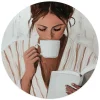 Schilderijen-Reinders Glasschilderij Ochtendkoffie met een Boek II - Ø 50cm - Beige