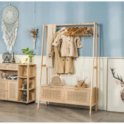Nordlys Massief houten kledingrek met rieten zitting