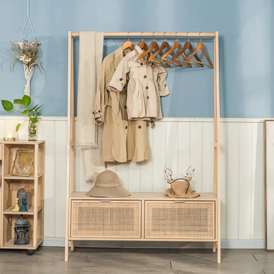 Nordlys Massief houten kledingrek met rieten zitting