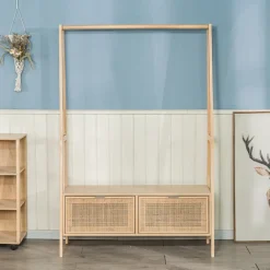 Nordlys Massief houten kledingrek met rieten zitting