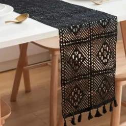 Tafelkleden-QUVIO Tafelloper gehaakt met fransjes - 300 x 24 cm - Katoen - Zwart