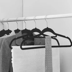 Merkloos Set van 50 kleerhangers - Fluweel - Anti-slip - Kapstokken met Broeklat - Zwart