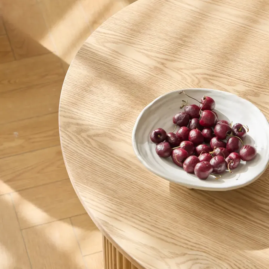 Nordlys Set van een houten salontafel en 2 witte poefs
