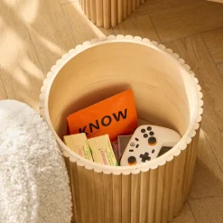 Nordlys Set van een houten salontafel en 2 witte poefs