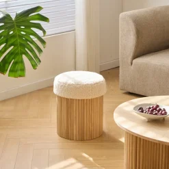 Nordlys Set van een houten salontafel en 2 witte poefs